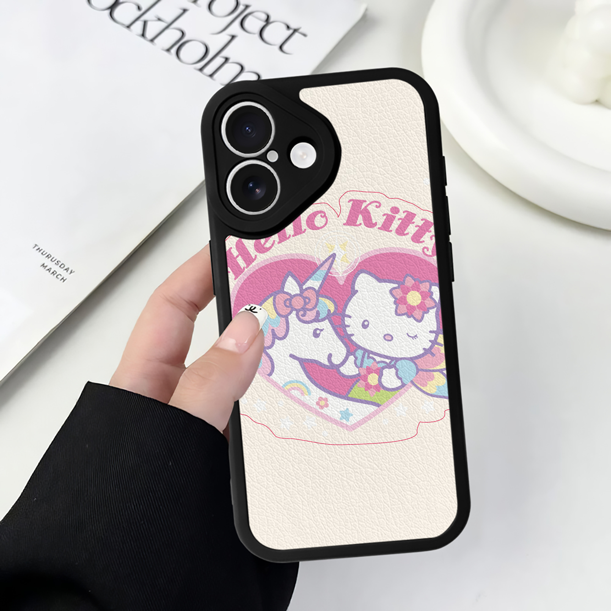 （画像用） Hello Kitty ハローキティ 【iPhone 16シリーズ対応】シリコンスマホケース（レザー調） 材質：シリコン